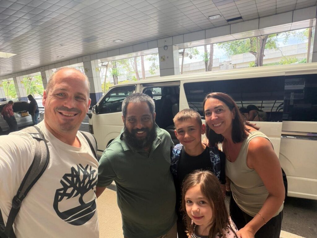 Viajeros en familia con el conductor Lasith