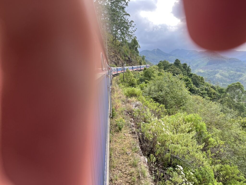 高原を走る列車
