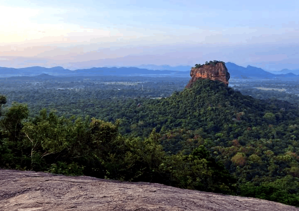 ピドゥンガラロックからの景色