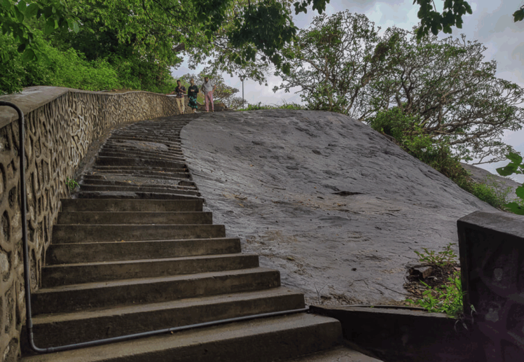 ダンブッラ石窟寺院の階段