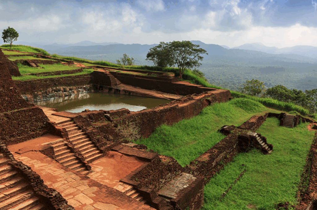シーギリヤロック頂上の宮殿遺跡とそこから望む360度の絶景