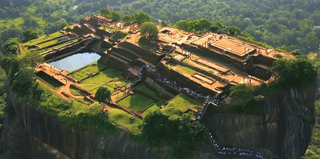 シーギリヤロックの岩頂の宮殿跡と絶景