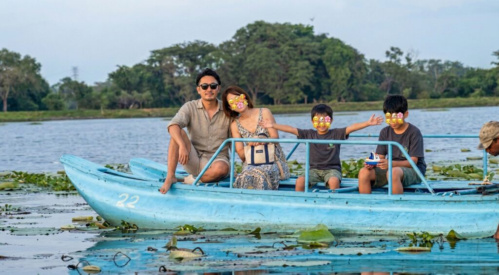 手漕ぎボートで地元の川を遊覧