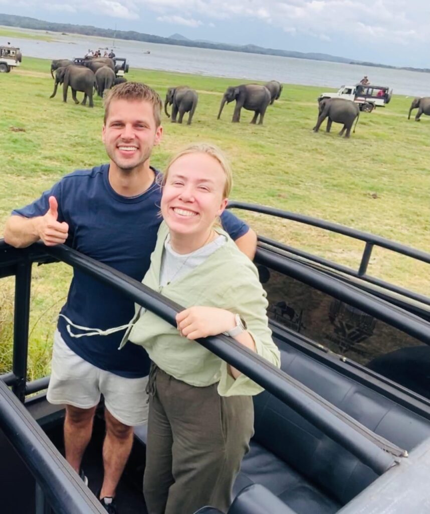ランカミーのジープを利用してサファリを観光する旅行者