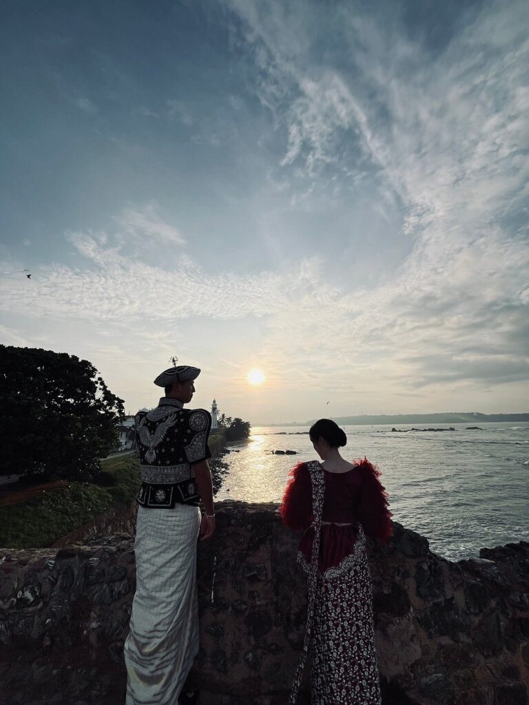 ハネムーンでご利用のお客様の海を背景にした記念写真