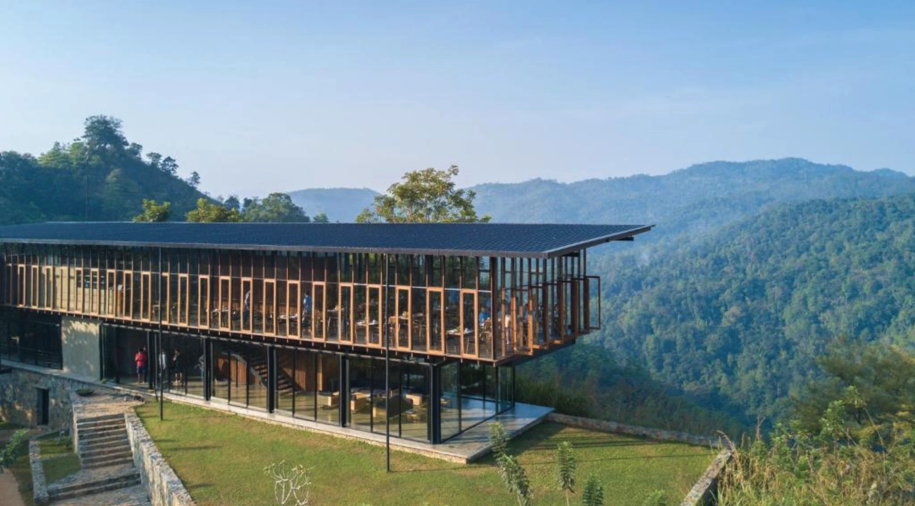サンタニ・ウェルネス・リゾート＆スパの山間の建物