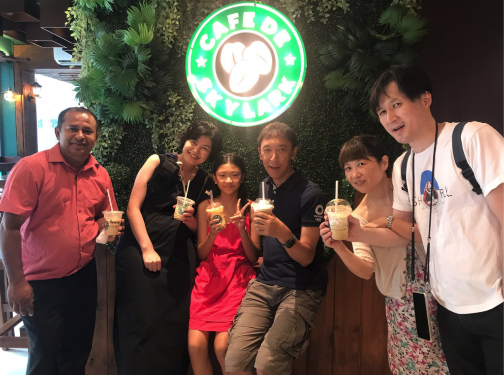 SKY LARK CAFEでランカミーのドライバーと旅行者
