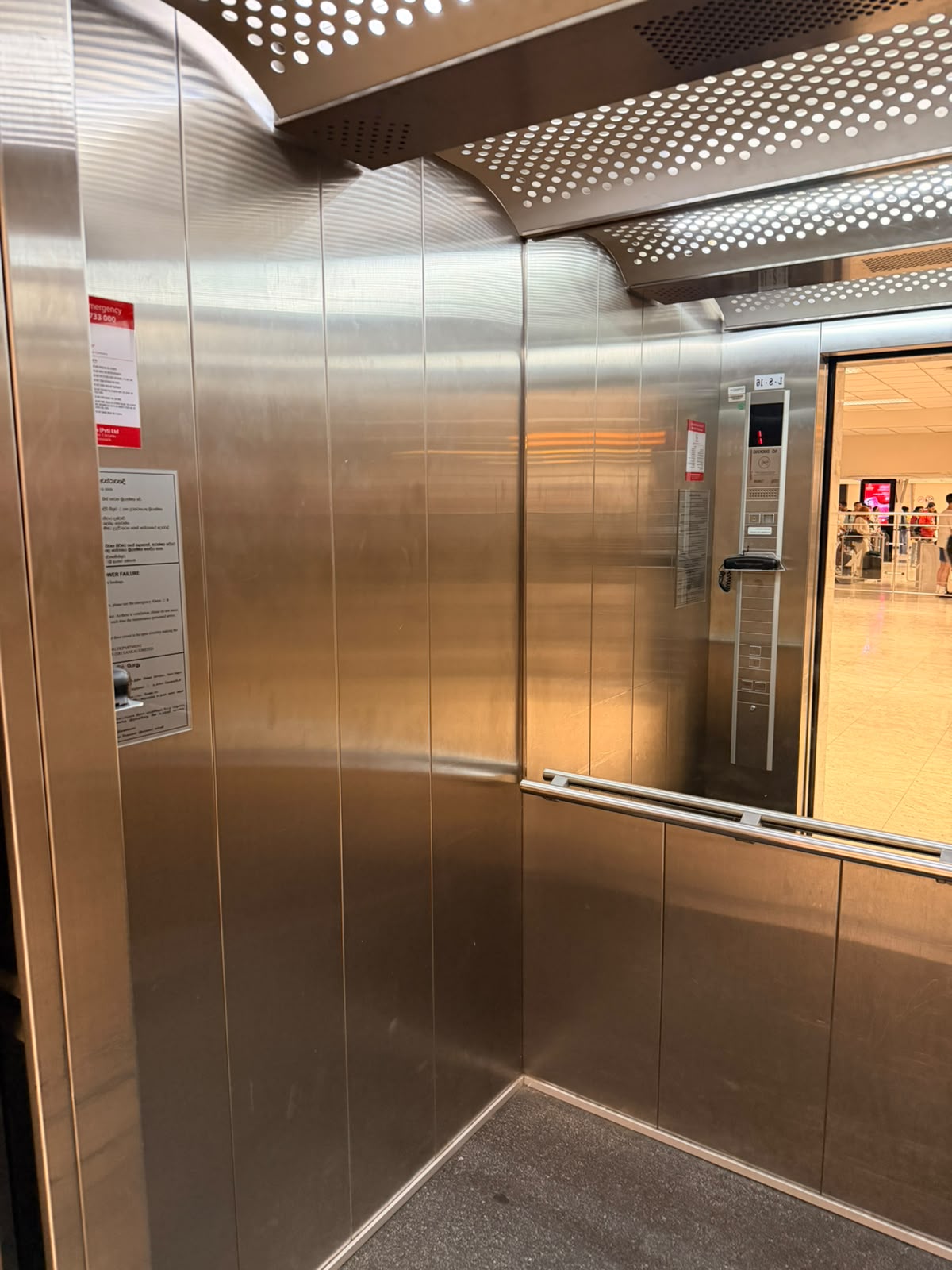 Transit Hotelへ向かうためのエレベーター。2階へ移動します。