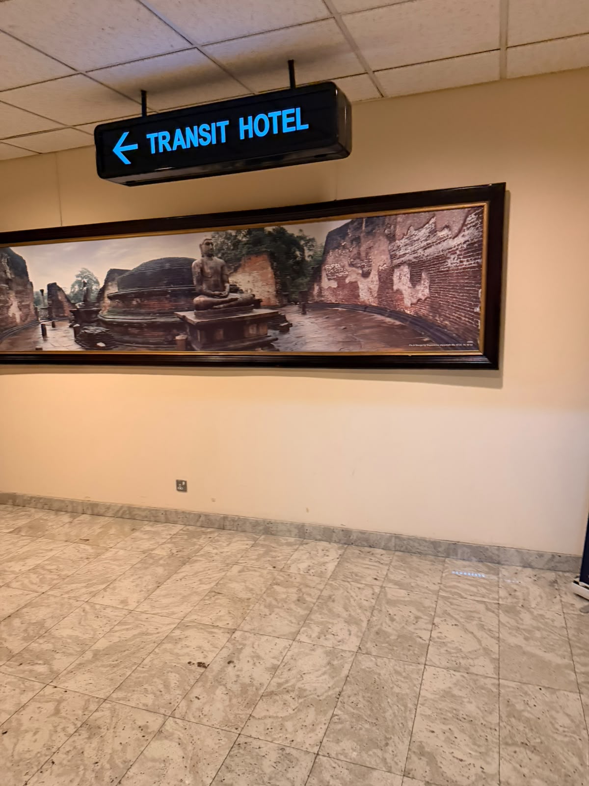 2階で見えるTransit Hotelの案内表示。