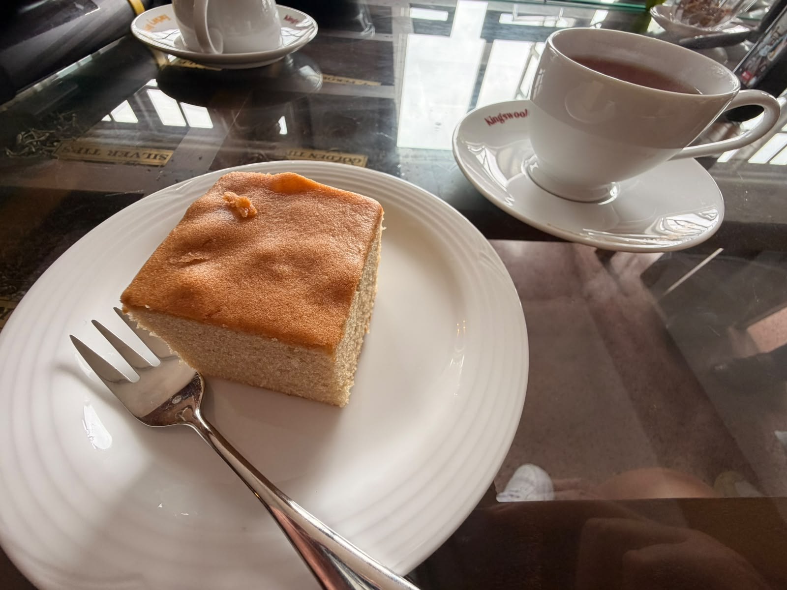 キングスウッドの紅茶とケーキ