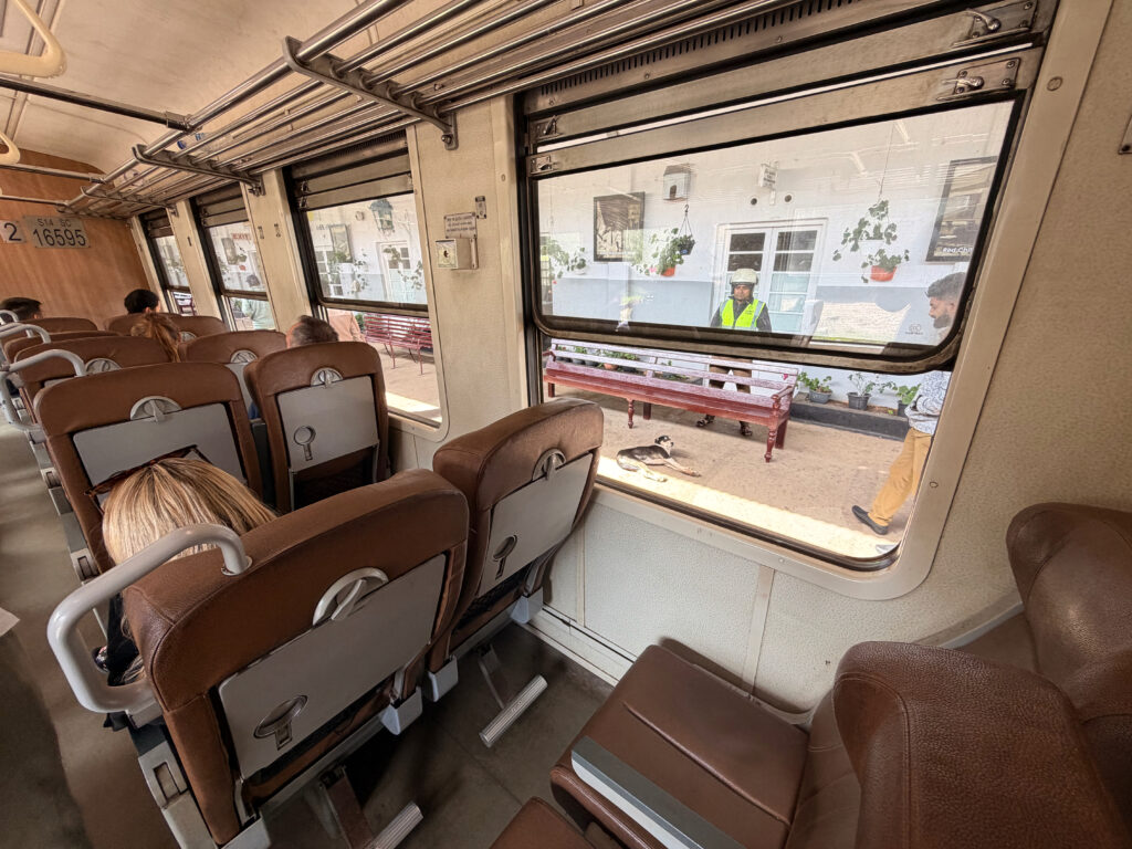 二等席の車内