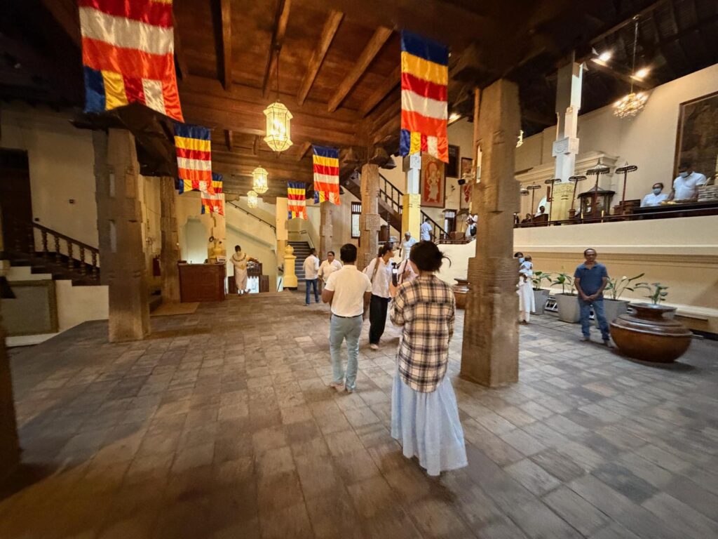 キャンディ仏歯寺内部