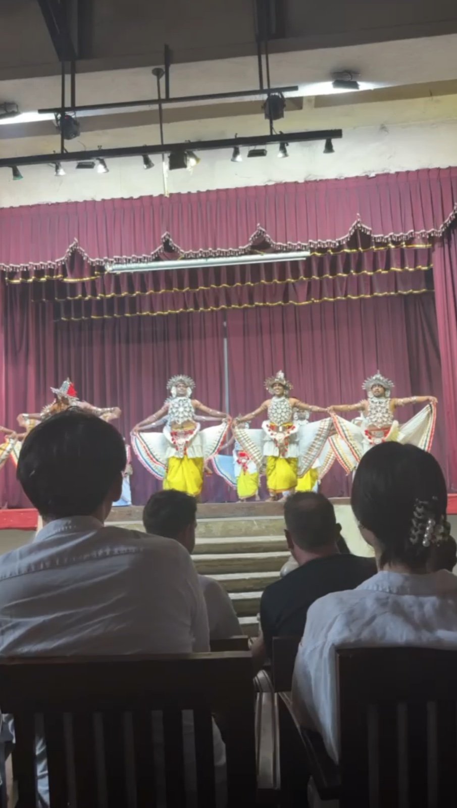 ヴェス・ナトゥマの衣装を着た踊り手