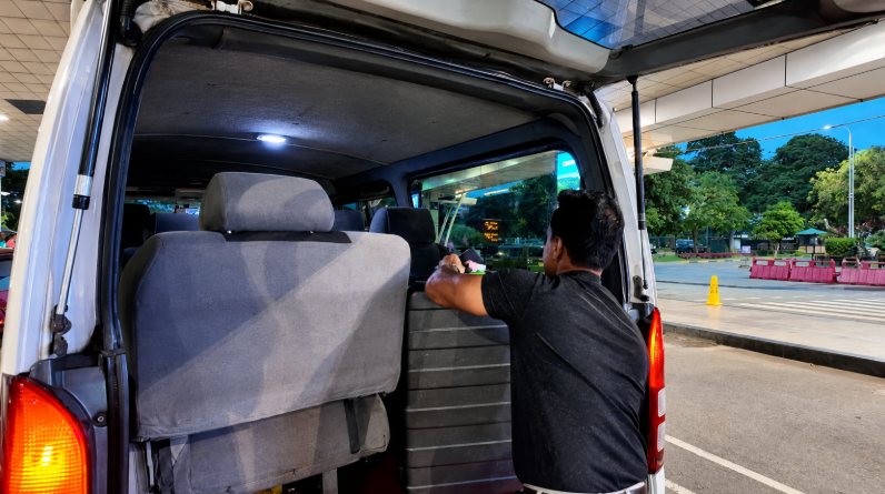 荷物をVanに積み込み出発