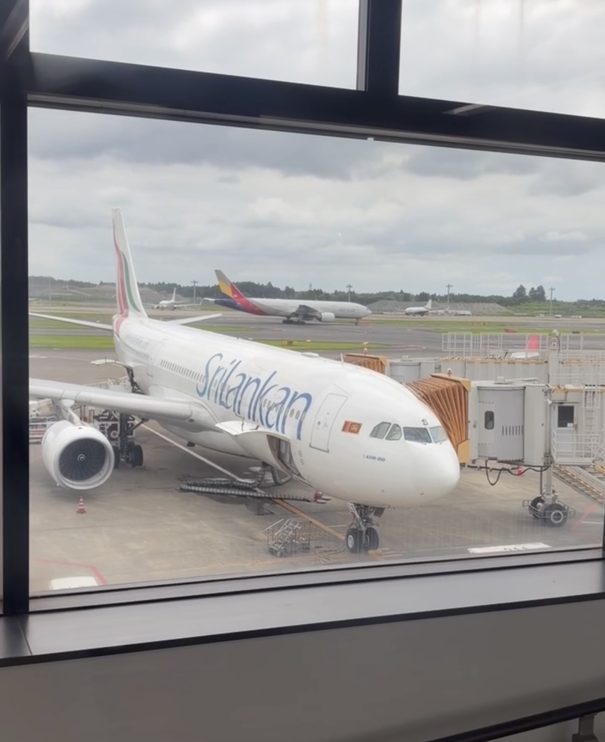 成田空港のスリランカ航空機