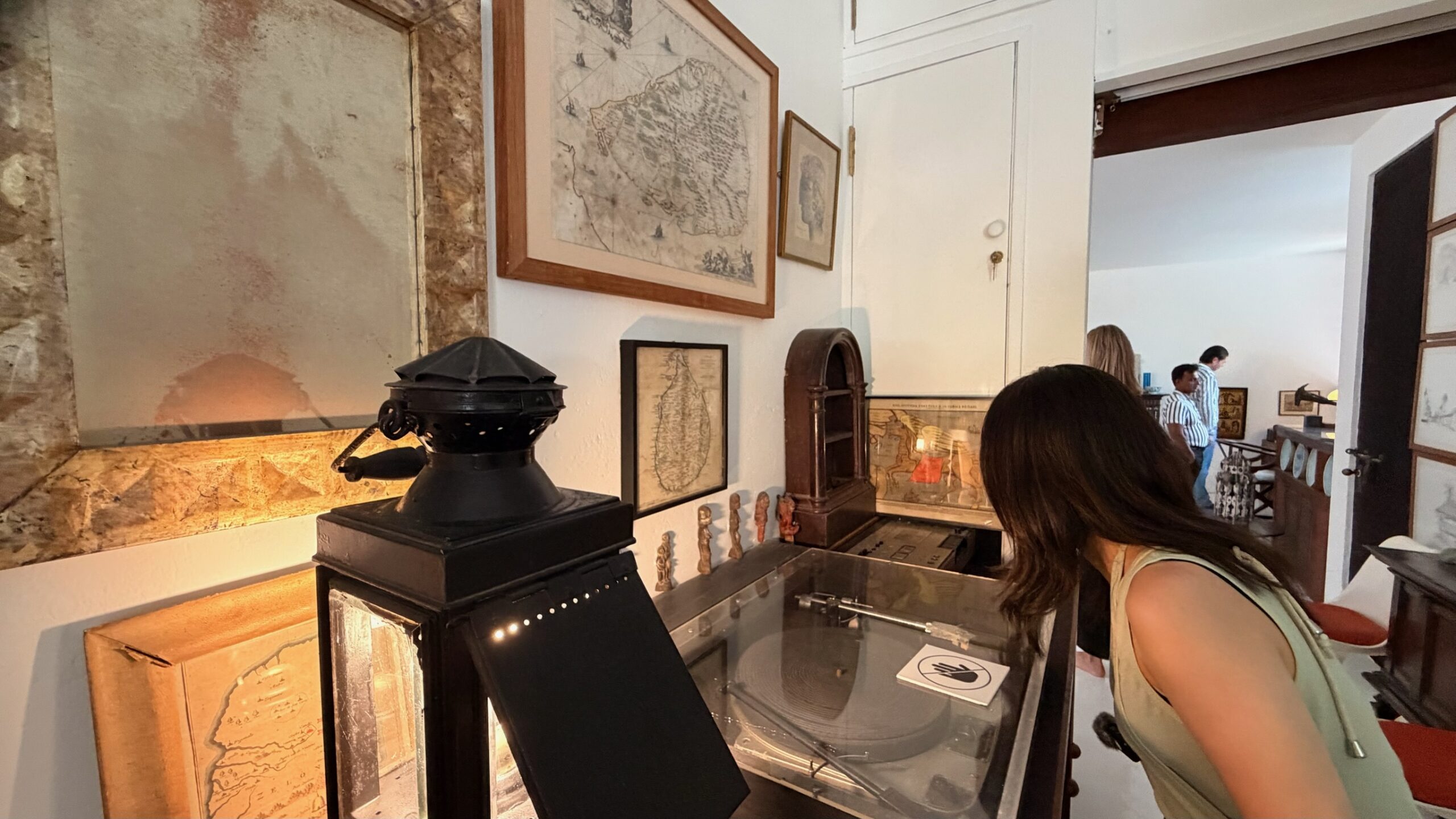 ナンバー11の展示品を見学する旅行者