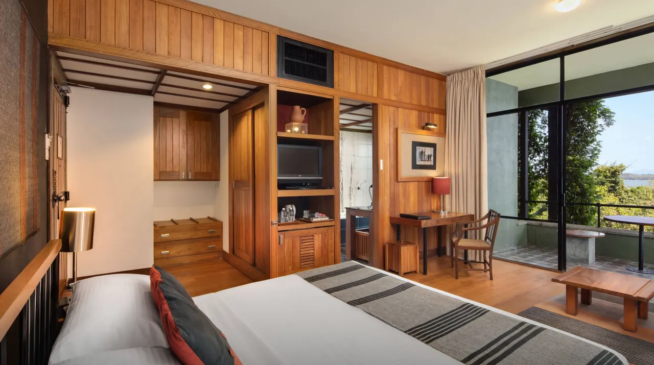 Luxury bedroom — Heritance Kandalama