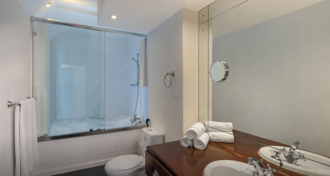 Superior bathroom — Heritance Tea Factory