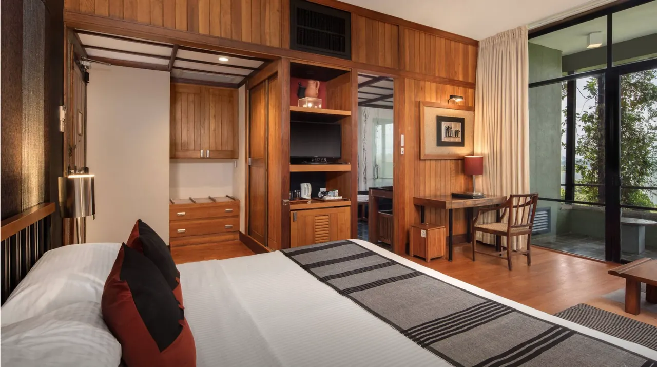 Deluxe bedroom — Heritance Kandalama