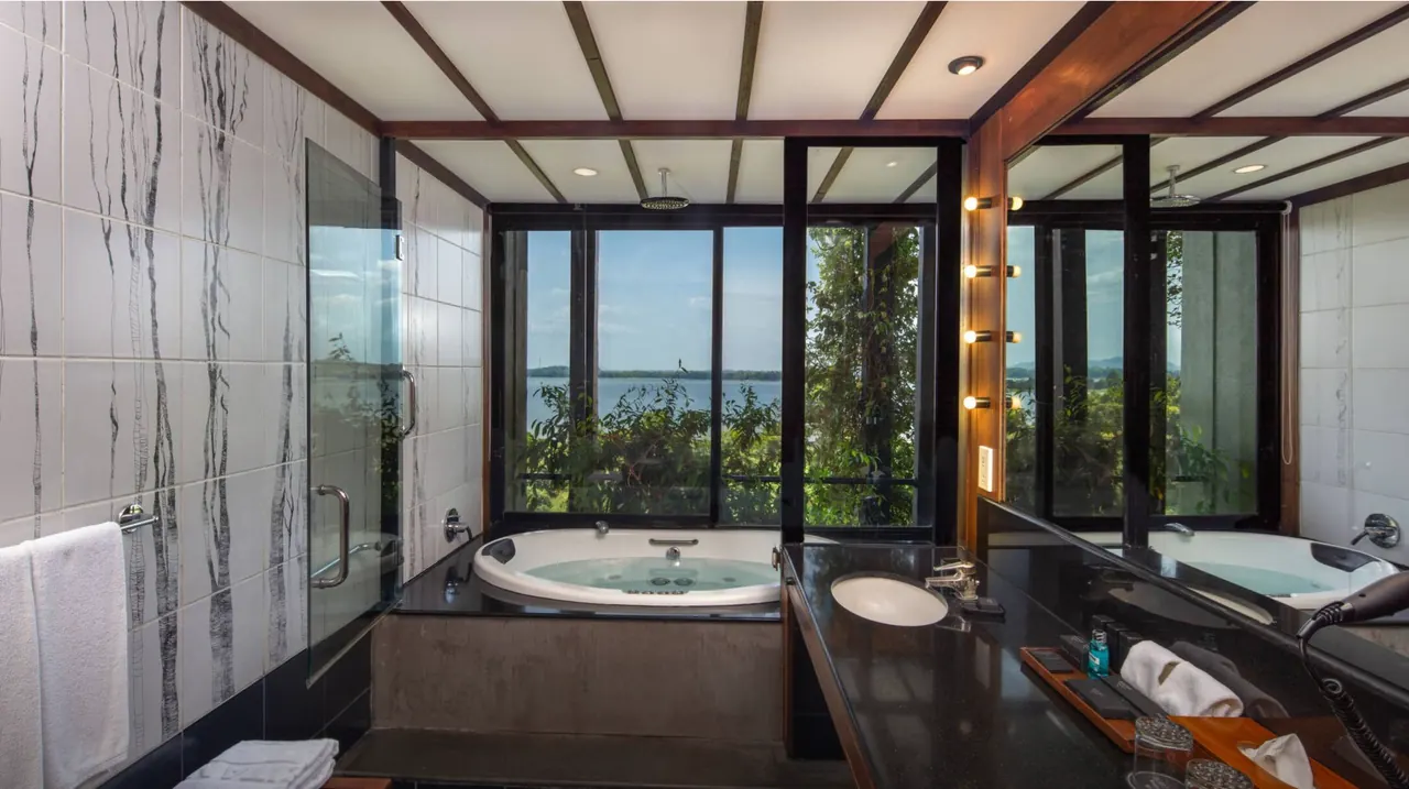 Deluxe Jacuzzi — Heritance Kandalama
